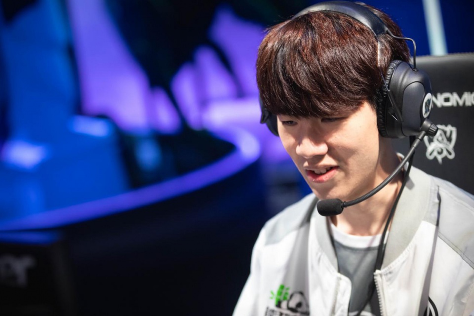 看看肌肉，你必须是个运动生！Oner Viego 为 Etahan 做出了第一次贡献，并且 T1 再次扳平了比分